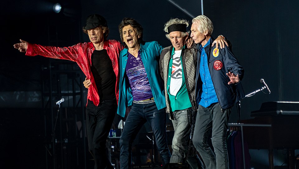 By Raph_PH https://commons.wikimedia.org/wiki/File:Rolling_Stones_bow_post-show,_London,_22_May_2018_%2841437870545%29.jpg